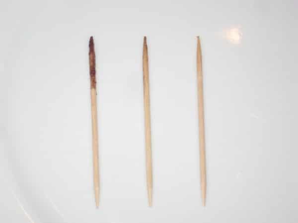 3 toothpicks illustrate how to tell if brownies are done
