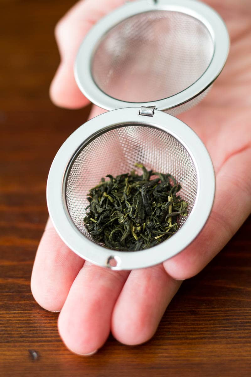 https://recipeforperfection.com/wp-content/uploads/2016/01/How-to-brew-loose-leaf-tea-with-a-tea-ball.jpg