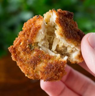 Tuna cakes are so easy when you make them with just four ingredients! The perfect crispy appetizer for parties and good times.