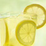 vetro Chiaro di Chick-fil-Una limonata giro con le fette di limone e cubetti di ghiaccio