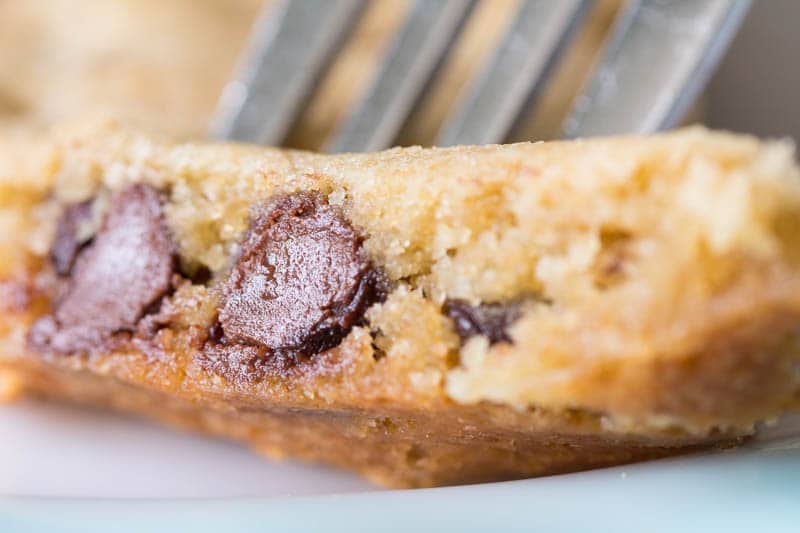 Want to make one of those big cookie cakes like you've seen in the mall? Here's an easy and quick chocolate chip cookie cake recipe!
