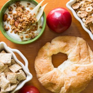 Are you doing the cooking on Thanksgiving? Save time and trouble by using these easy no cook Thanksgiving breakfast ideas.
