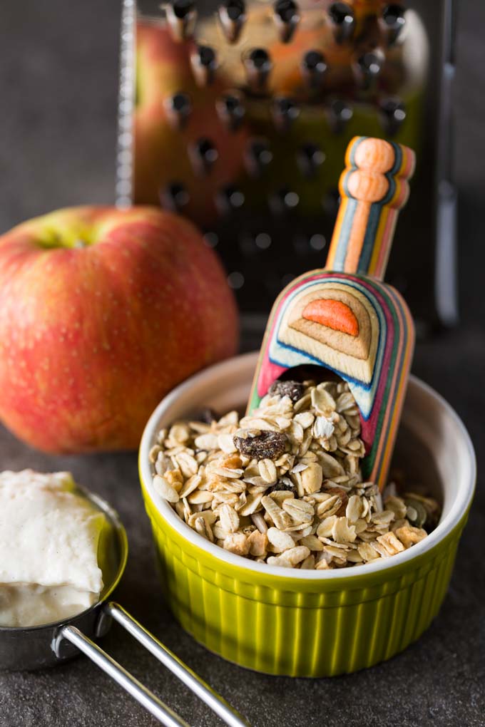 Zutaten für Bircher Swiss Müsli, Apfel, Joghurt, Müsli, mit Stahlreibe