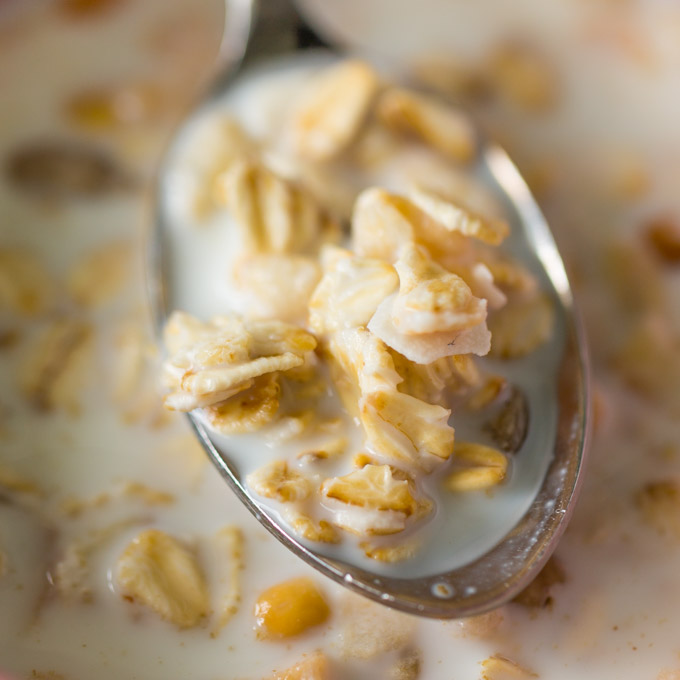 geweekt muesli in melk op een lepel